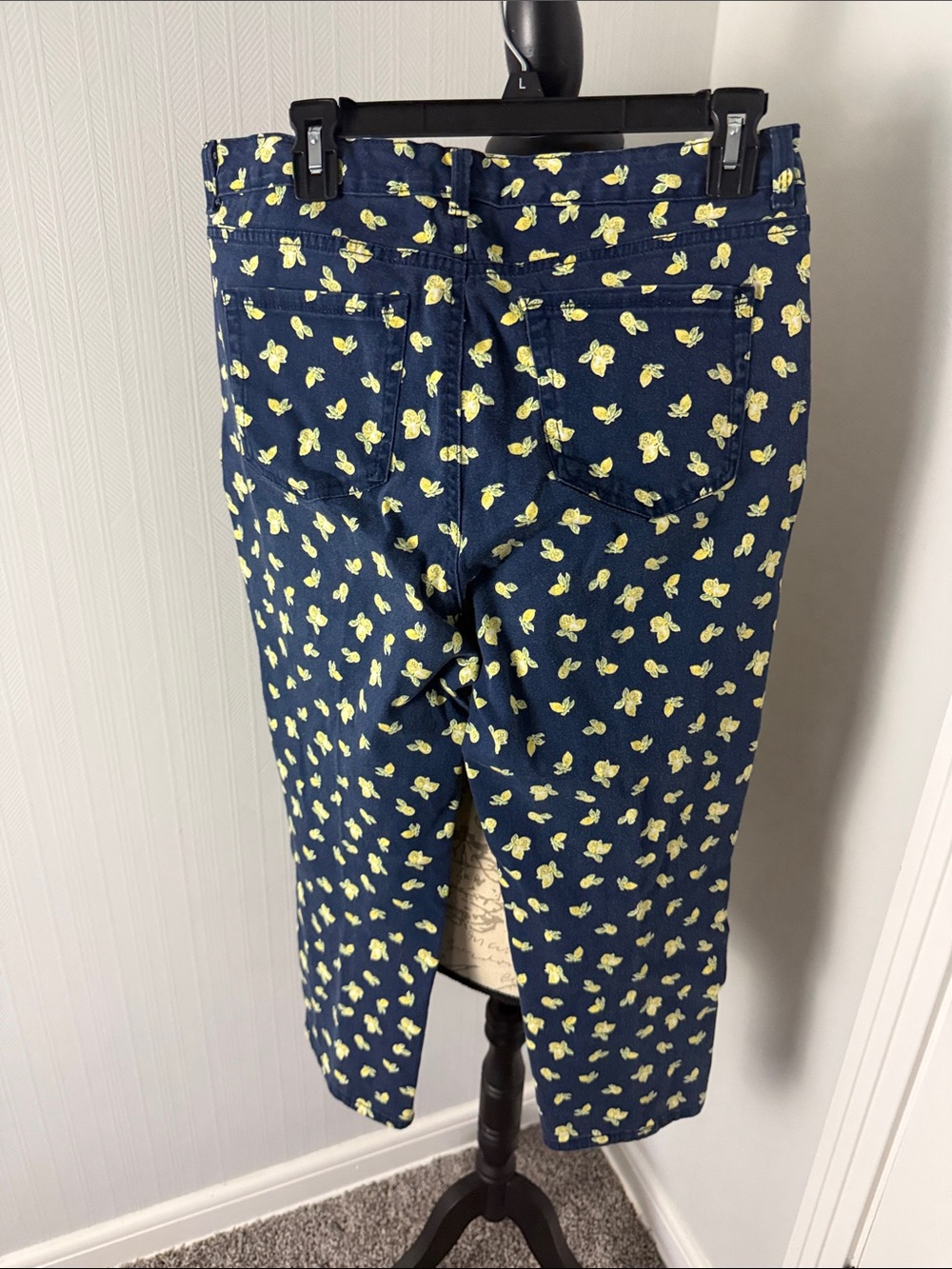 Charter Club Navy Bristol Capri Jeans with Yellow Lemon Print size 10 - Picture 5 of 5